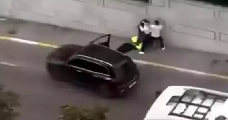 Avcılar’da tekmeli yumruklu trafik kavgası kamerada