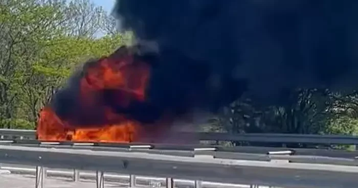 TEM Otoyolu nda bir otomobil alev alev yandı! Sürücüler alevlere müdahale etti