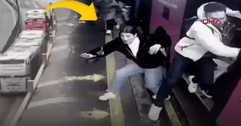 Beylikdüzü nde metrobüste dehşet! Duraktaki korku kameraya yansıdı Sözcü Gazetesi