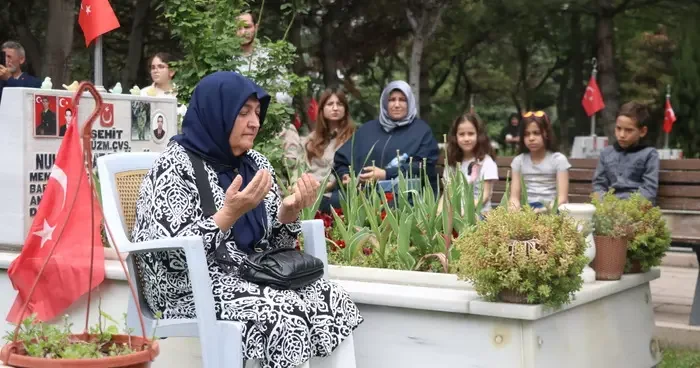 Kayseri de şehit anneleri, Anneler Günü nde evlatlarının kabri başında dua etti