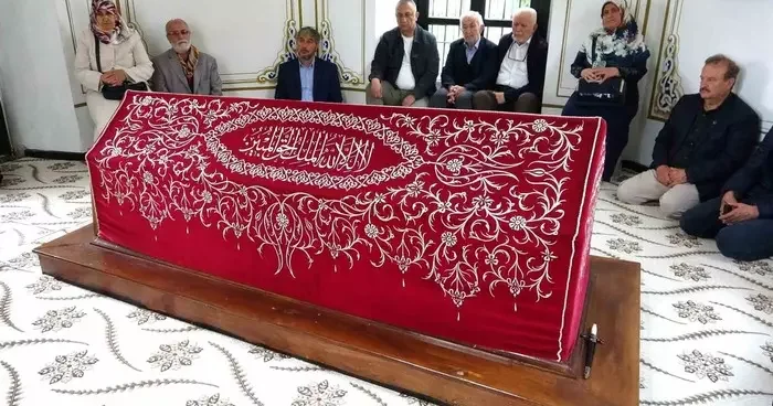 Osman Gazi nin babaannesi Hayme Ana, Anneler Günü’nde kabri başında anıldı