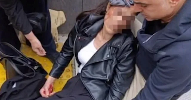 Yürüyen merdivende başına reklam panosu düştü VİDEO İZLE