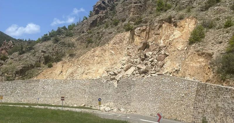 Gümüşhane de heyelan nedeniyle mahalle yolu ulaşıma kapatıldı