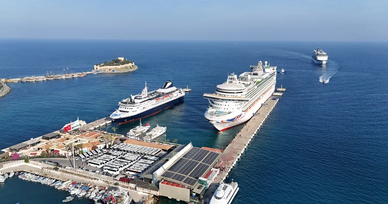 Kuşadası na 4 kruvaziyerle 7 bin 427 turist geldi