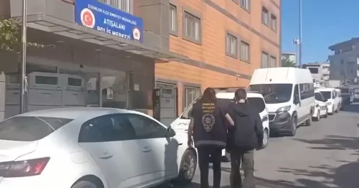 Elinde satırla sokak sokak geziyordu! Görüntüleri sosyal medyaya yansıyınca yakalandı
