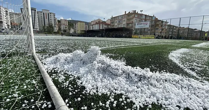 Yozgat’ta ceviz büyüklüğünde dolu yağdı! Araçların camlarına zarar gelmiş olabilir