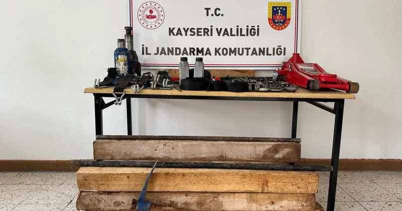 Kaçak kazı yapan 4 şüpheli suçüstü yakalandı
