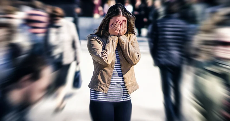 “Evden çıkamıyorum” diyenlerin sessiz çığlığı: Agorafobi nedir?
