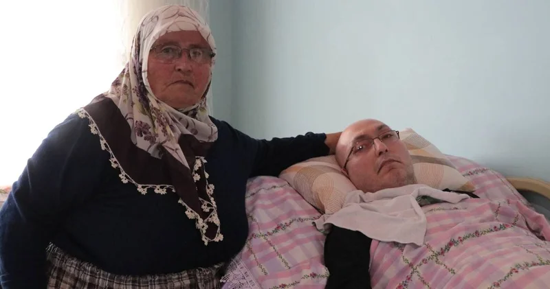 Eşini kazada kaybetti yatağa bağımlı oğluna 16 yıldır hayatını adadı