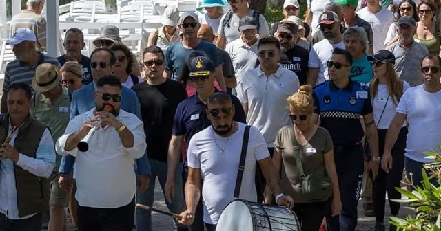 Muğla da dostluk ve doğa yürüyüşünde Akdeniz den alınan su Ege ye döküldü Muğla Haberleri