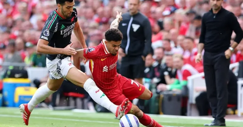 Premier Lig de Arsenal, şampiyona boyun eğmedi
