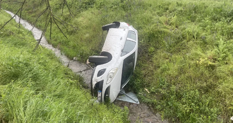 Bolu da otomobil dereye devrildi; 2 yaralı