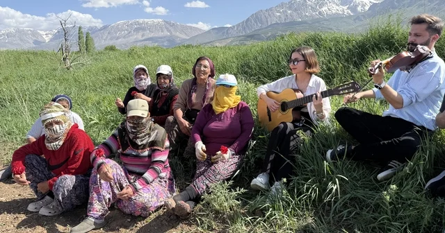 Üniversite öğrencilerinden tarlada çalışan kadınlara sürpriz Anneler Günü konseri Erzincan Haberleri