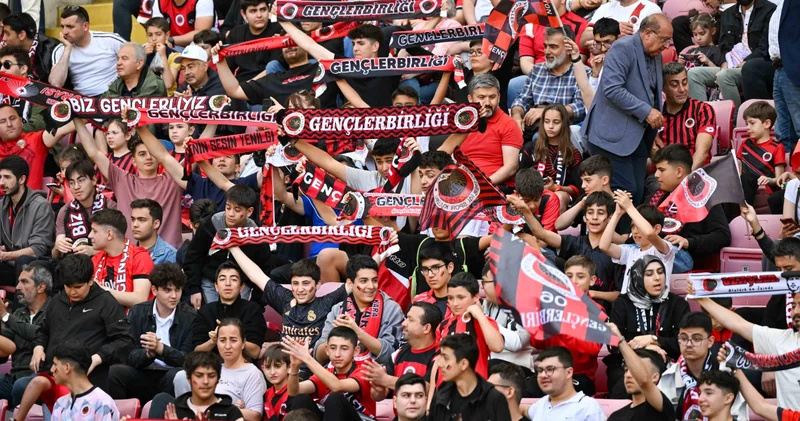 Süper Lig e yükselen Gençlerbirliği kupasını törenle aldı