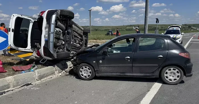 Edirne de çarpışan iki otomobildeki 5 kişi yaralandı
