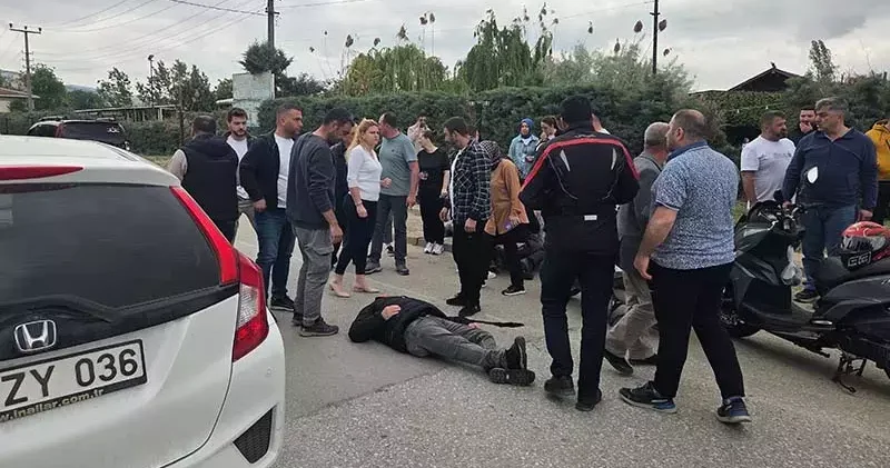 Yavaşlayan trafikte duran motosiklete başka bir motosiklet çarptı: 2 yaralı