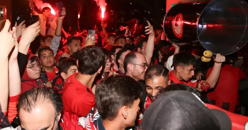 Binlerce taraftar akın etti! Şampiyon Gençlerbirliği, Ankara da coşkuyla karşılandı