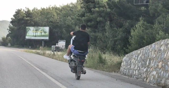 Motosiklet sürücüsünün tehlikeli yolculuğu kamerada Muğla Haberleri