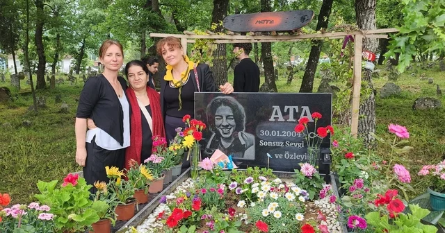 Balıkesir de bir yıl önce bıcaklanarak öldürülen kurye, mezarı başında anıldı; Törene Mattia Ahmet Minguzzi nin annesi de katıldı Bursa Haberleri