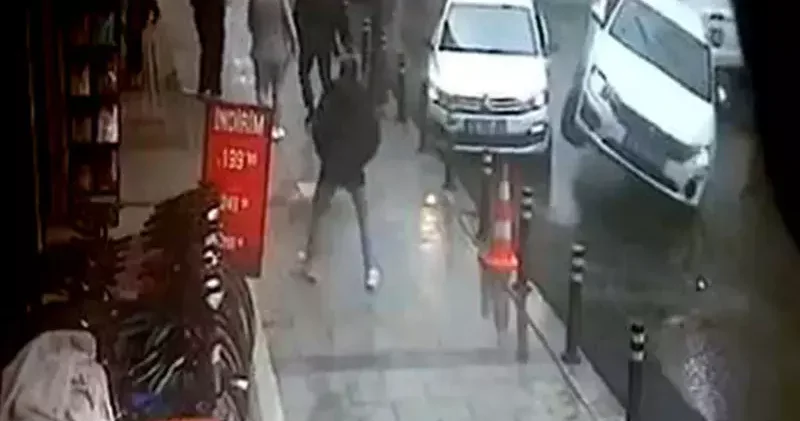 Avcılar da kaldırıma çıkan otomobil aydınlatma direğine çarparak durdu