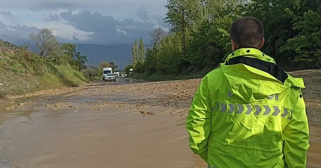 Kastamonu Tosya yolu sel nedeniyle trafiğe kapandı Kastamonu Haberleri