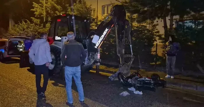 Motosiklet, park halindeki 10 tonluk iş makinesine çarptı: 2 Yaralı