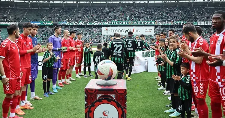 Şampiyon Kocaelispor son maçına alkışlarla çıktı