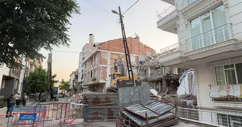 Avcılar da kısmen çöken binanın yıkımına devam edilirken elektrik ve internet kabloları koptu