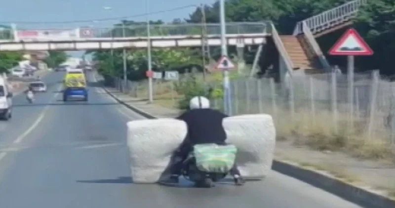 Sultanbeyli’de bir şahıs motosikletle yatak taşıdı