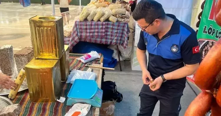 Sahtekarlığın bu kadarı pes dedirtti! Etiket üstüne etiket basmışlar, piliç sucuğunu dana resmiyle satmışlar