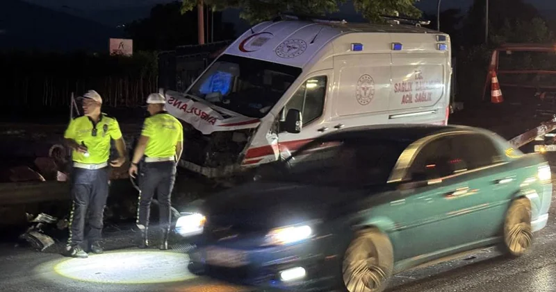 Bursa da araç ambulans ile çarpıştı