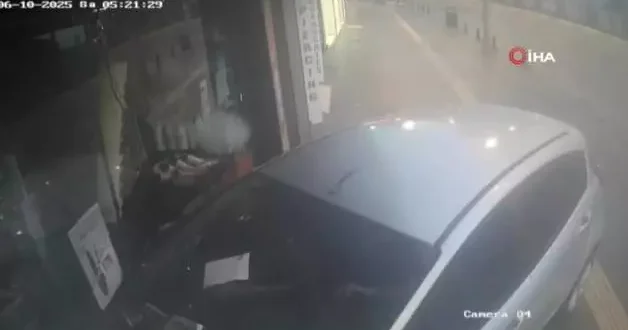 Direksiyon hakimiyetini kaybeden sürücü mağazaya girdi