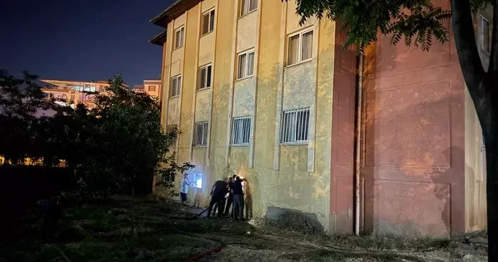 Siirt te polis lojmanında çıkan yangında 13 kişi dumandan etkilendi