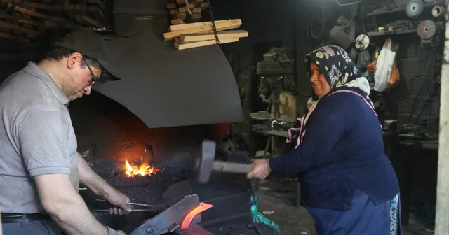 Baba mesleği demirciliği eşinin desteğiyle sürdürüyor Rize Haberleri