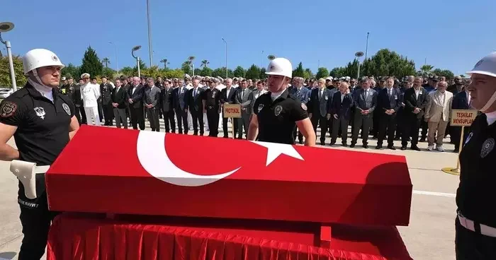 Kalbine yenik düşen polis için tören