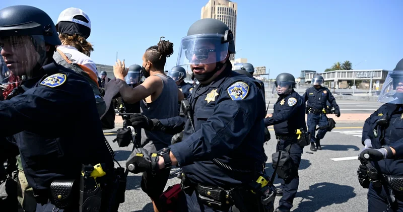 ABD deki kriz derinleşiyor! Los Angeles ta sokağa çıkma yasağı