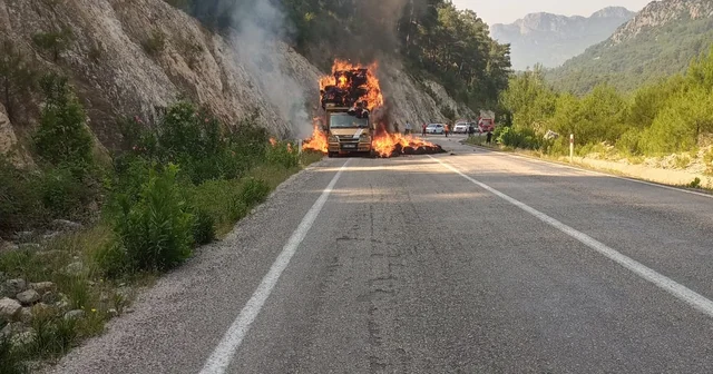 Saman yüklü kamyonet alev alev yandı Adana Haberleri