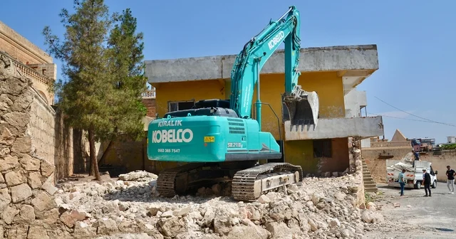 Midyat ta kaçak ve ruhsatsız yapıların yıkımına başlanıldı Mardin Haberleri