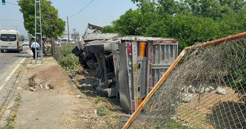 Adana da kaza! Tır narenciye bahçesine devrildi