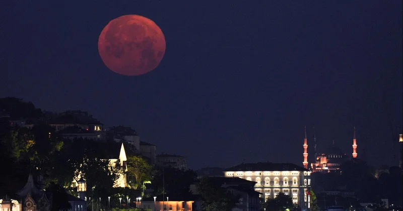 Yazın müjdecisi Çilek Dolunayı İstanbul semalarında
