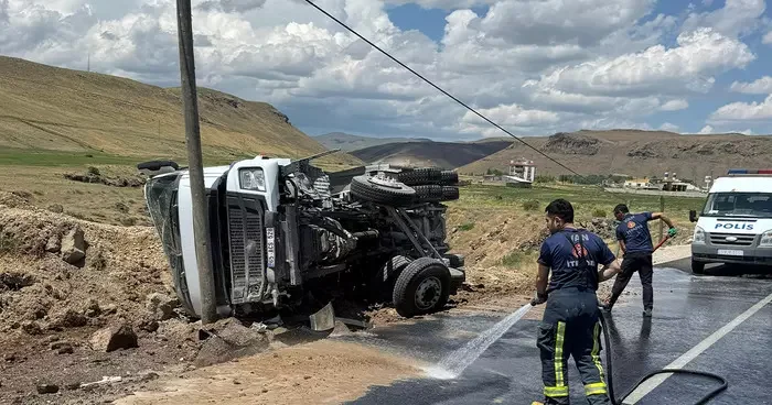 Kum yüklü tır devrildi: Sürücü yara almadan kurtuldu