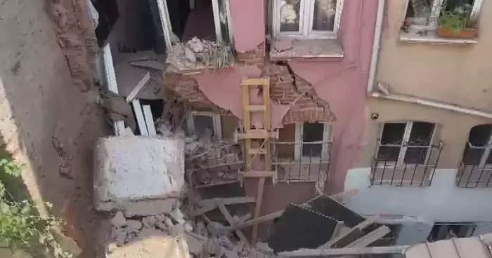 Fatih te korku dolu dakikalar! Binanın bir kısmı çöktü: Kendi imkanlarıyla çıktılar