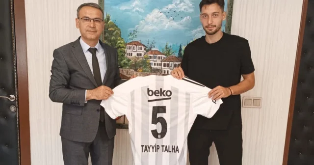 Tayyip Talha dan lise öğretmenine Beşiktaş forması Futbol Haberleri