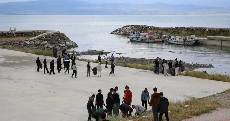 Öğrencilerden Van Gölü sahilinde çevre temizliği
