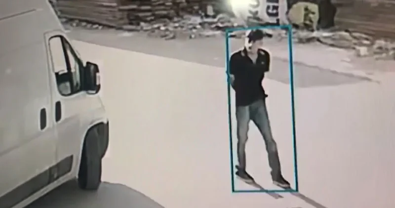 Düz kontak yaparak 2 araç çalan 17 yaşındaki genç, fıstık bahçesinde yakalandı