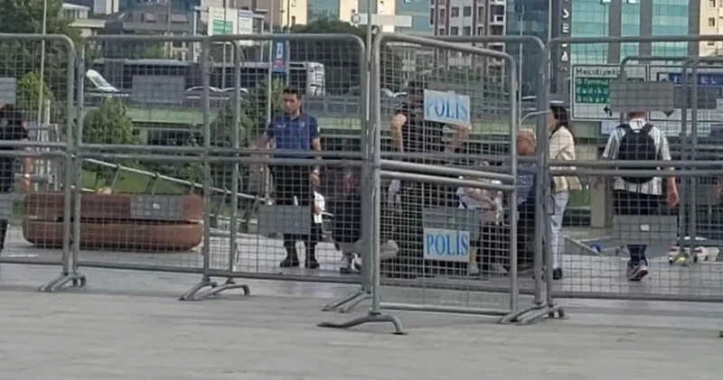 Adliye meydanındaki bariyerler 2 personelin üzerine devrildi