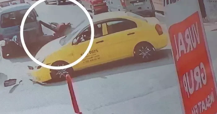 Taksinin motosikletli kuryeye çarptığı kaza kamerada: 1 yaralı