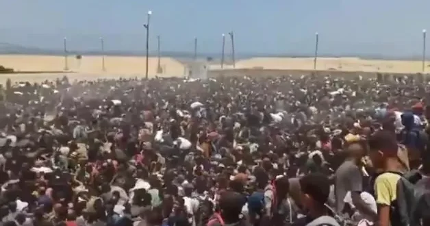 Gazze de yürek yakan görüntüler: Un için izdiham yaşandı