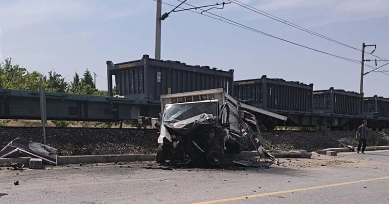 Malatya’da yük treni kamyonete çarptı