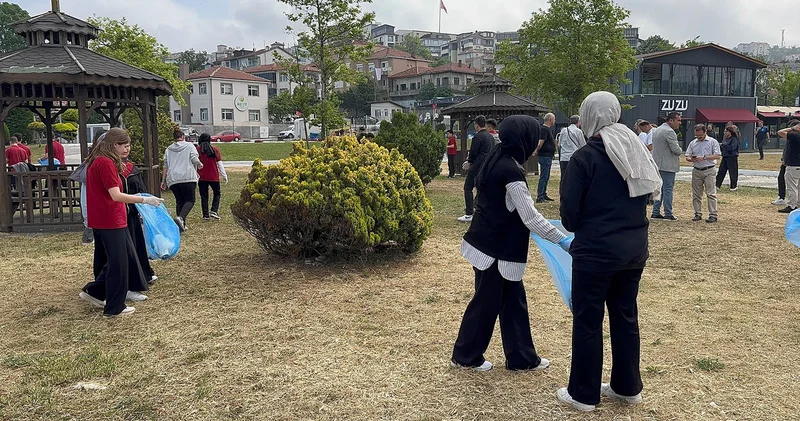 Öğrenciler sahilden poşet poşet çöp topladı
